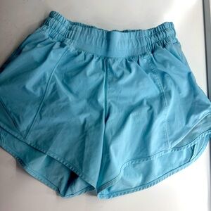Lululemon light blue Hotty Hot low-rise short 4" size 2.